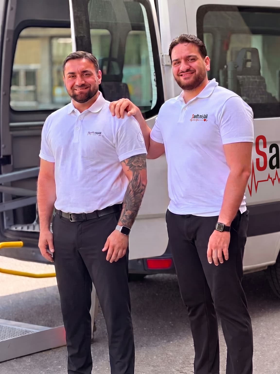 Serhat und Mert Karadeniz, die Gründer von Sanftmobil, vor ihrem Sprinter mit Hublift am ehemaligen Flughafen Tempelhof in Berlin